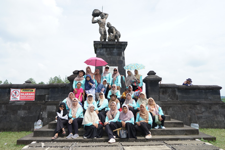 Keluarga Besar PKK Bojongsari Desa Kalipelus